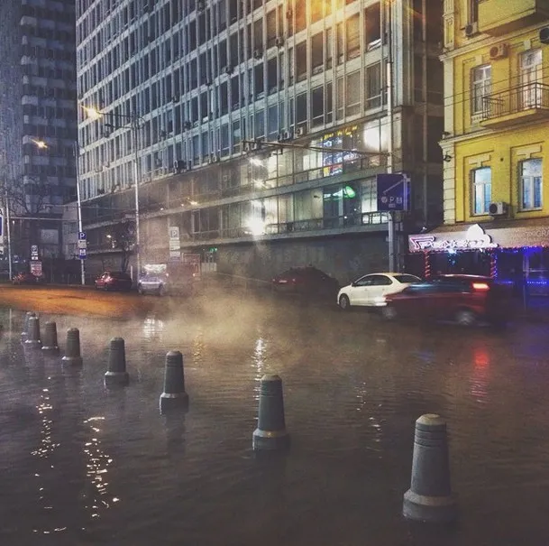 У центрі столиці вночі стався потоп: три вулиці залило гарячою водою — фото 1