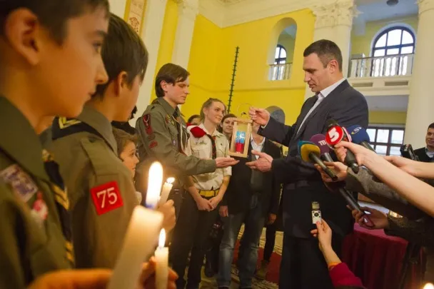 У столичній мерії запалили свічку з Вифлеємським вогнем (Фото) + (Відео) — фото 1