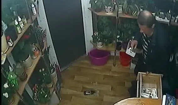 У центрі столиці бандити скоїли озброєний напад на магазин квітів (Фото) + (Відео) — фото 1