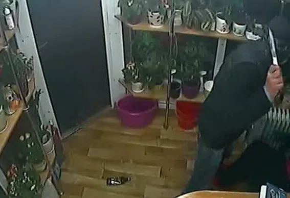 У центрі столиці бандити скоїли озброєний напад на магазин квітів (Фото) + (Відео) — фото 2