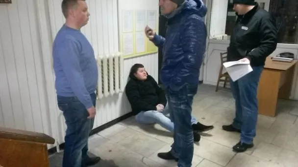 Міліція побила хлопця, який хотів почепити плакат проти Порошенка (Фото) — фото 4