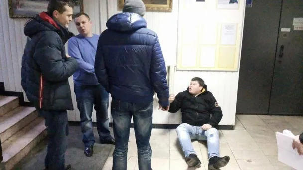 Міліція побила хлопця, який хотів почепити плакат проти Порошенка (Фото) — фото 6