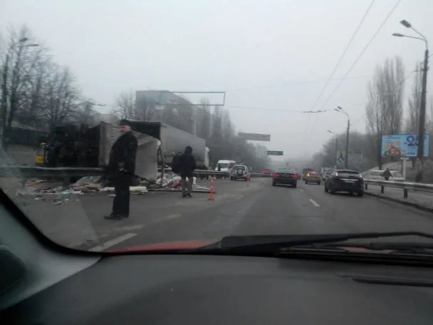 На вулиці Теліги в Києві перекинулася фура — фото 1
