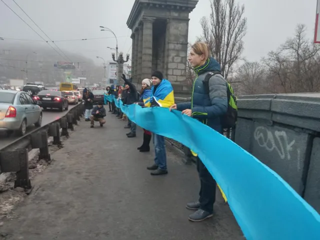 У Києві береги Дніпра з'єднали «живим ланцюгом» (Фото) — фото 1