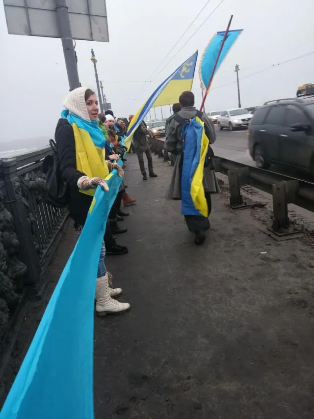 У Києві береги Дніпра з'єднали «живим ланцюгом» (Фото) — фото 2