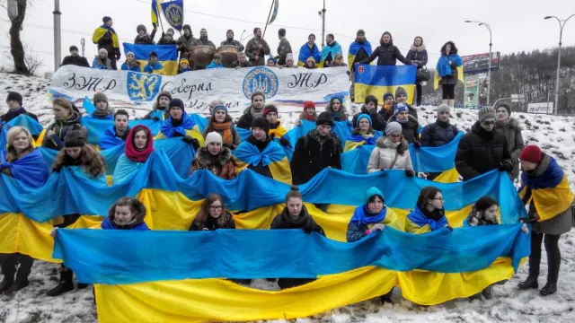 У Києві береги Дніпра з'єднали «живим ланцюгом» (Фото) — фото 3