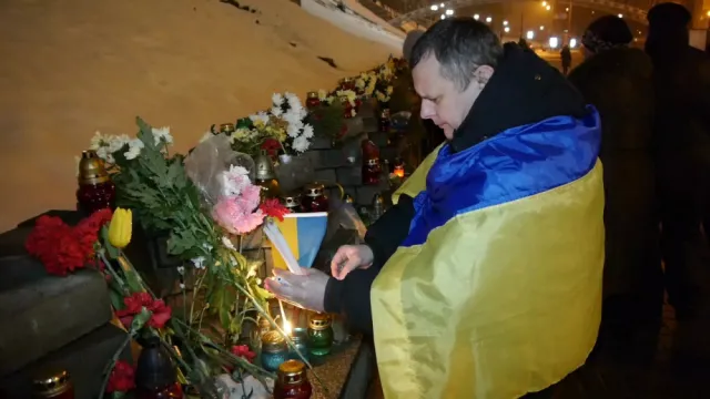 На столичному Майдані Незалежності пом'янули перших жертв з Небесної сотні (Фоторепортаж) + (Відео) — фото 5