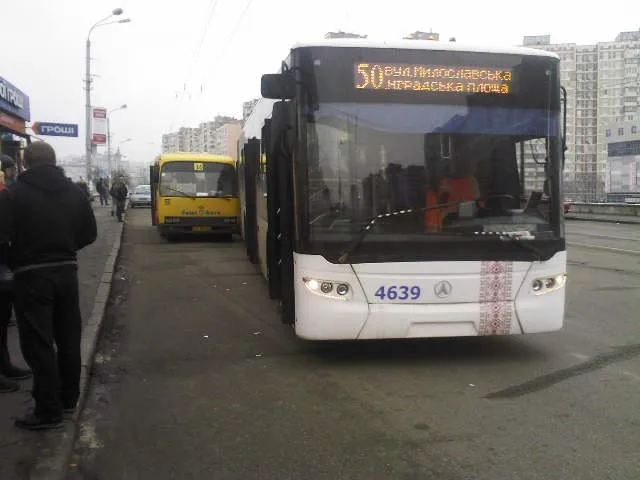 Під час тарану маршрутки та тролейбуса ледь не поранено дитину (Фото) — фото 1