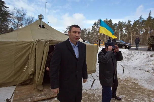 Віталій Кличко перевірив бомбосховища, заглянув у кіоск з булочками та проїхався у метро (Фото) — фото 5