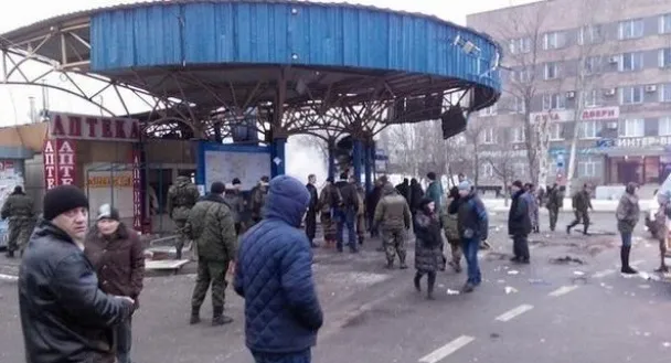 У Донецьку обстріляли автостанцію: асфальт залитий кров'ю та знищені автобуси (Фото) — фото 2