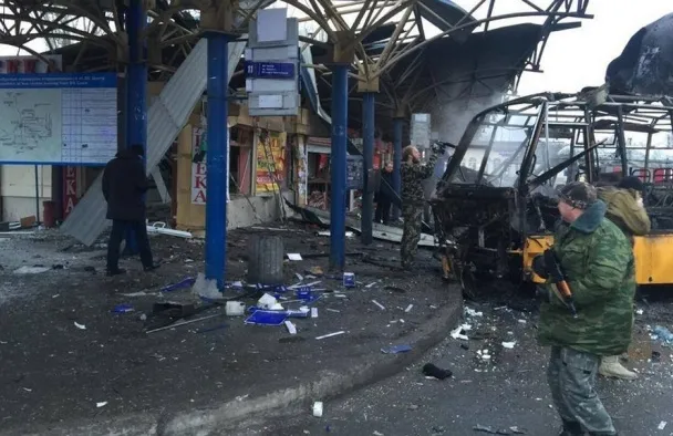 У Донецьку обстріляли автостанцію: асфальт залитий кров'ю та знищені автобуси (Фото) — фото 4