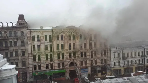 Пожежу у центрі Києва гасили понад 100 пожежників (фото) — фото 1