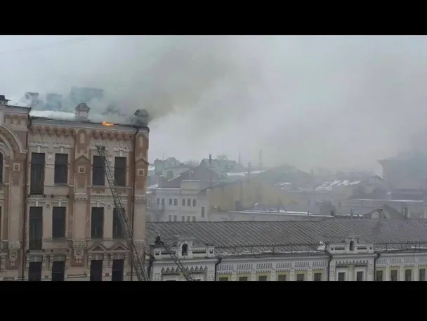 Пожежу у центрі Києва гасили понад 100 пожежників (фото) — фото 2