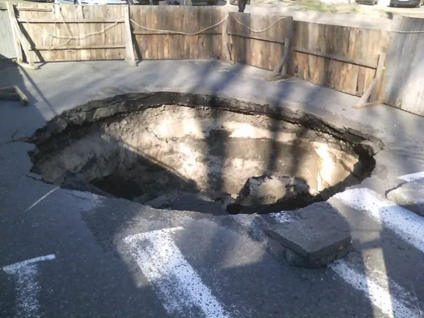 На вулиці Голосіївській утворився провал діаметром 5 метрів і глибиною 3 метри (фото) — фото 3