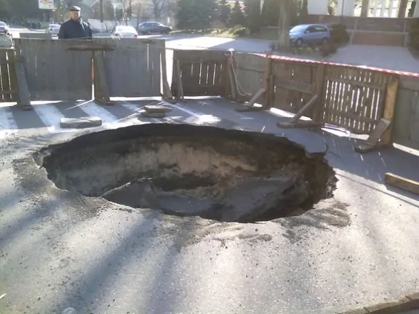 На вулиці Голосіївській утворився провал діаметром 5 метрів і глибиною 3 метри (фото) — фото 4