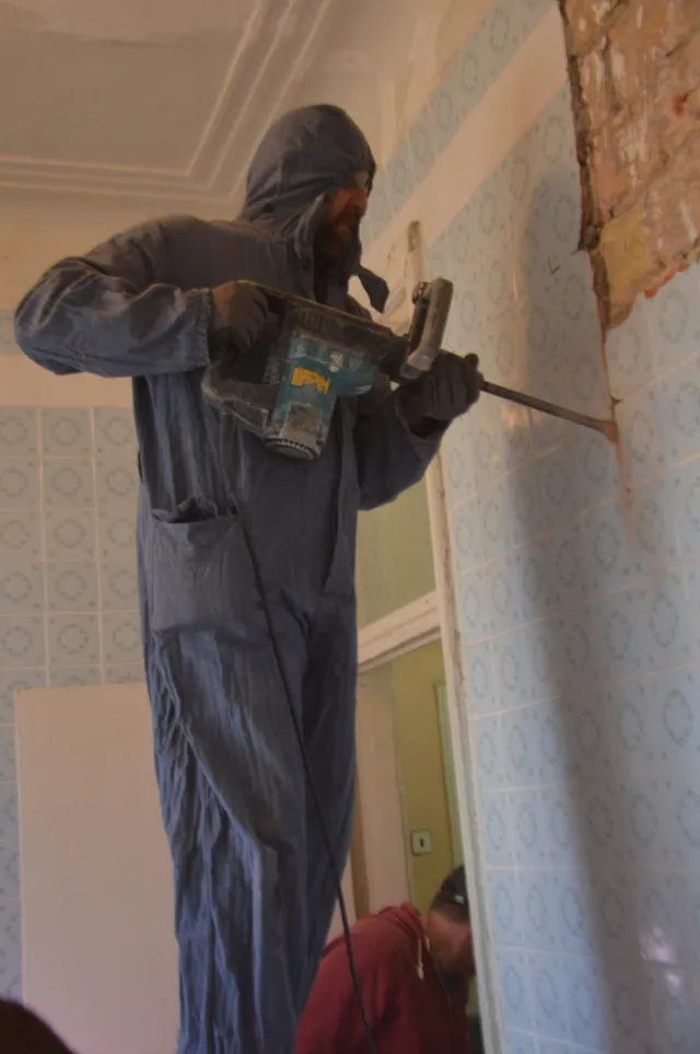 Кияни разом з волонтерами продовжують ремонтувати військовий госпіталь (фото) + (відео) — фото 2