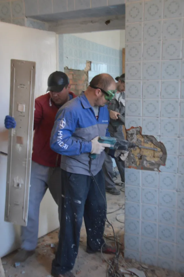 Кияни разом з волонтерами продовжують ремонтувати військовий госпіталь (фото) + (відео) — фото 3