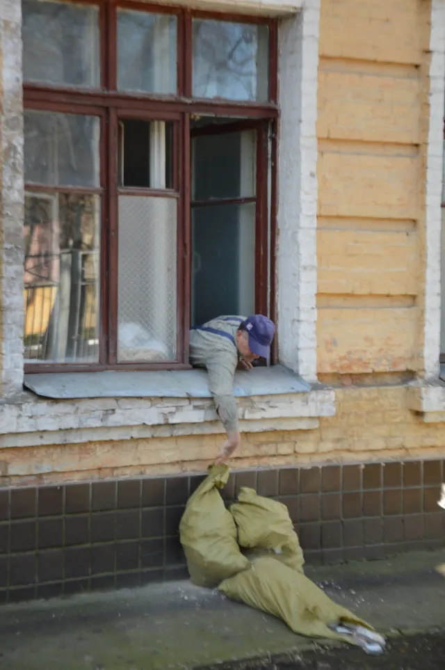 Кияни разом з волонтерами продовжують ремонтувати військовий госпіталь (фото) + (відео) — фото 5
