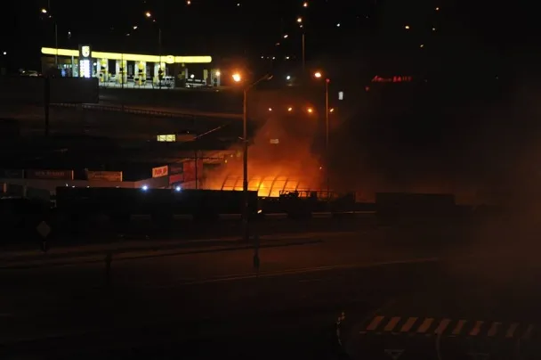 Неподалік станції столичного метро «Позняки» сталася сильна пожежа (фото) + (відео) — фото 1