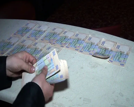 У столичному розважальному закладі виявили місце розпусти та сутенерство — фото 1