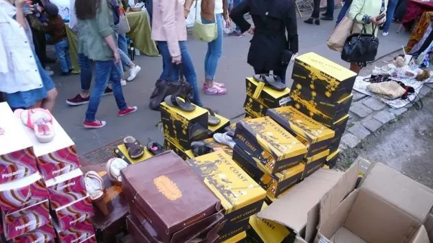 У Києві на Пейзажній алеї активізувалася незаконна торгівля (фото) — фото 1