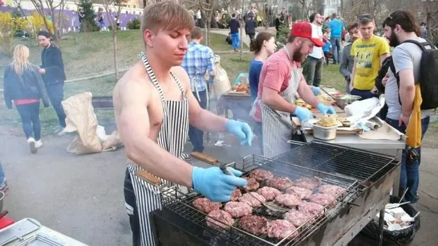 У Києві на Пейзажній алеї активізувалася незаконна торгівля (фото) — фото 4