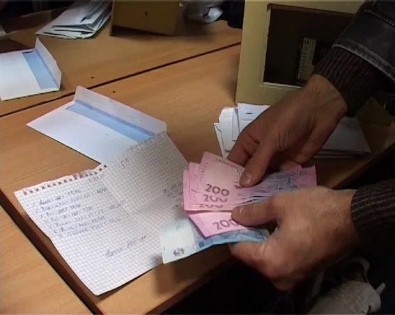 Адміністратор стриптиз-клубу продавала послуги працівниць секс-індустрії по 200 доларів за годину (відео) — фото 1