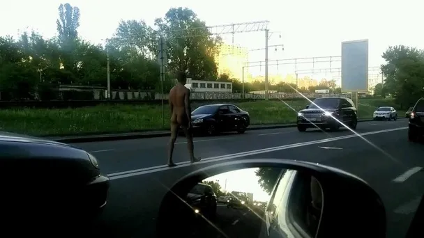 У Києві голий чоловік розгулював по центру дороги — фото 1