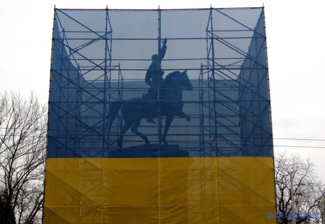 Злодії потрохи декомунізують пам’ятник Миколі Щорсу — фото 1