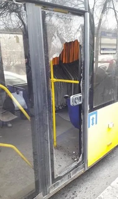 В Київському тролейбусі в час пік натовпом видавило скло — фото 1
